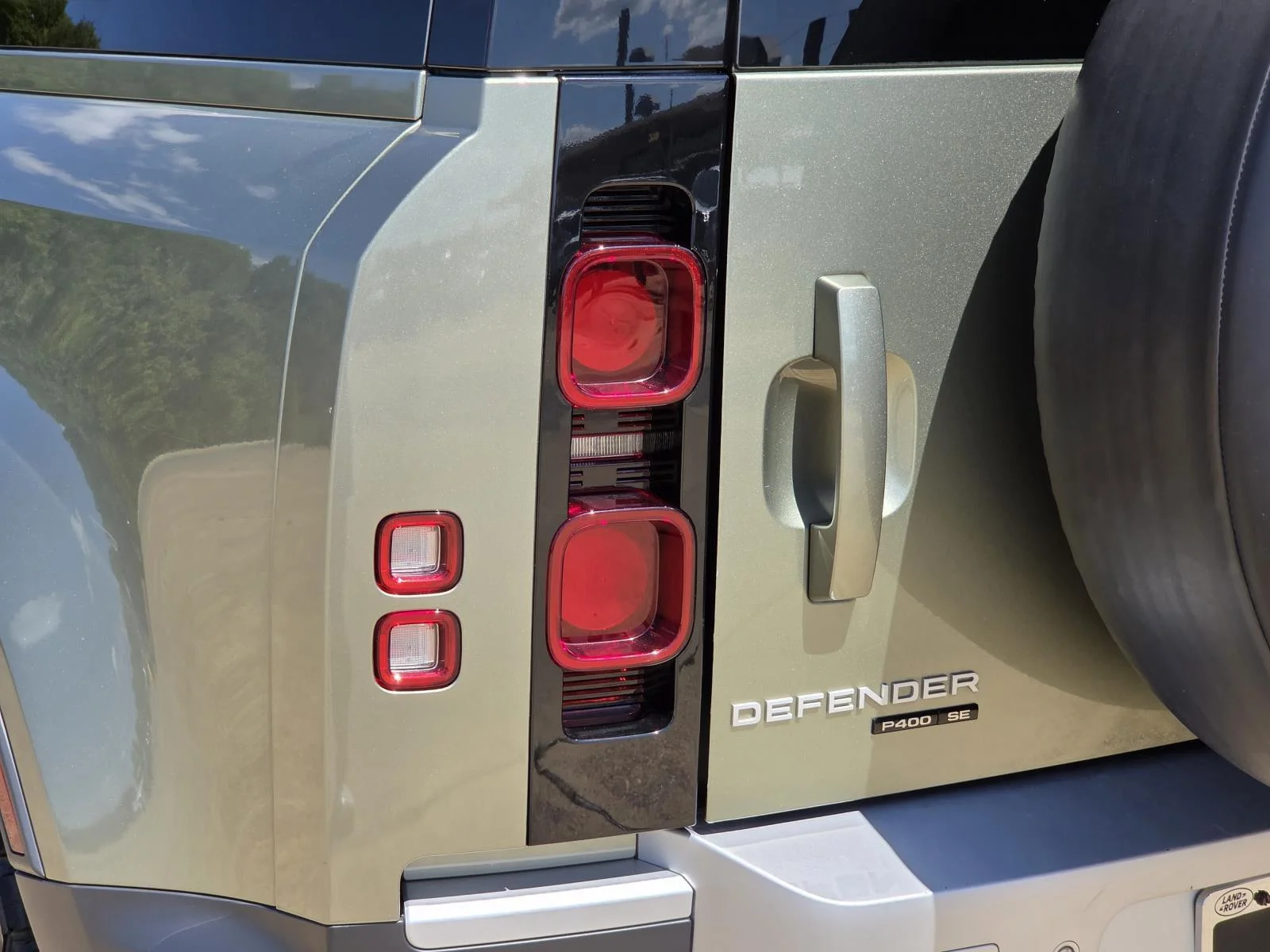 Used 2020 Pangea Green Metallic Land Rover SE image 8