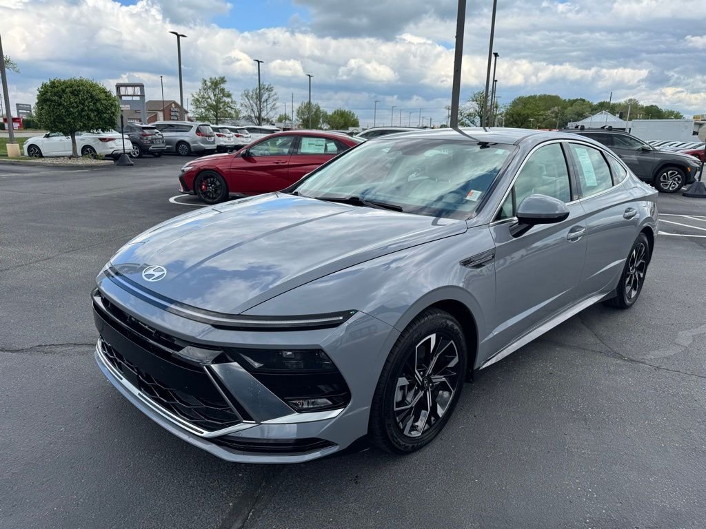 Used 2024 Blue Hyundai SEL image 3