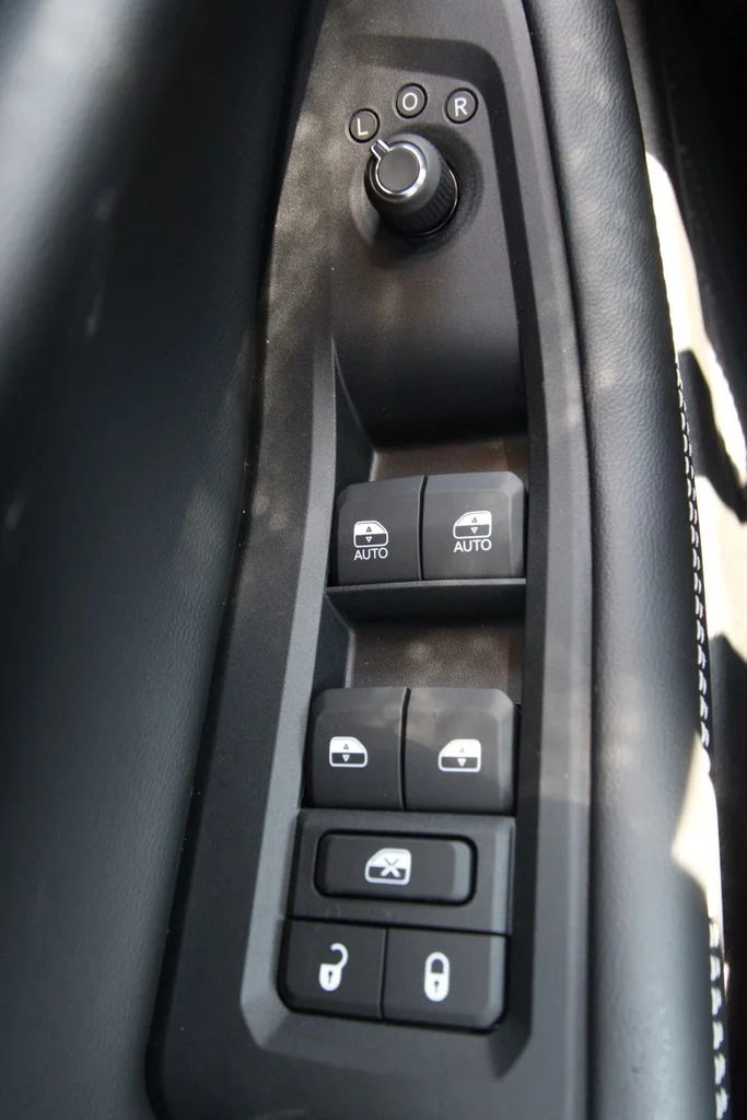 New 2027 Bright White Clear-Coat Paint Jeep Laredo Altitude image 24