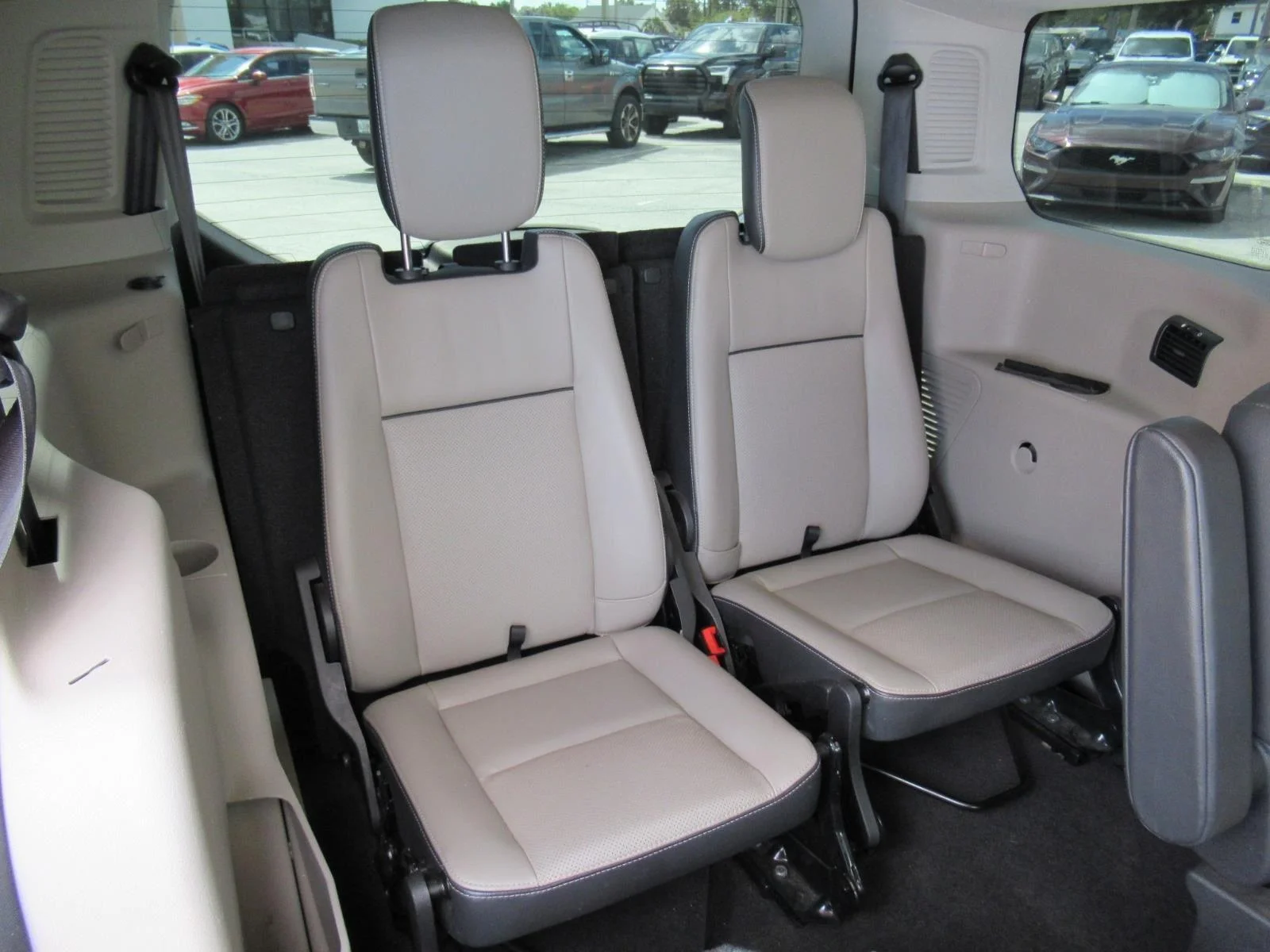 Used 2016  Ford Titanium image 13