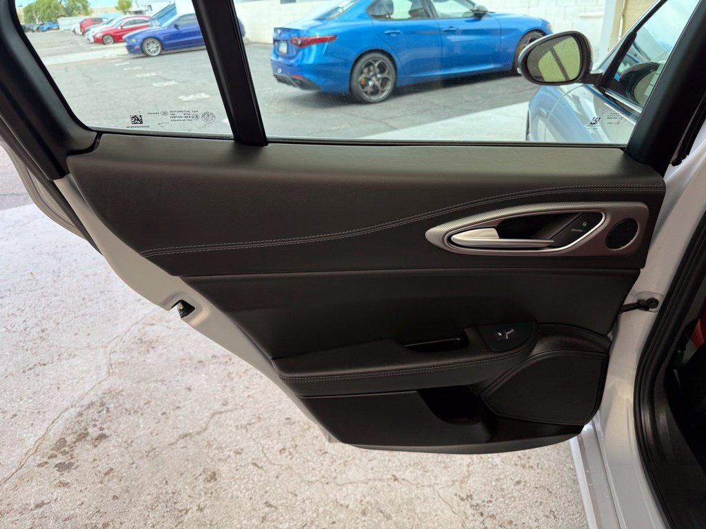 New 2026 Moonlight Gray Metallic Exterior Paint Alfa Romeo Base image 18