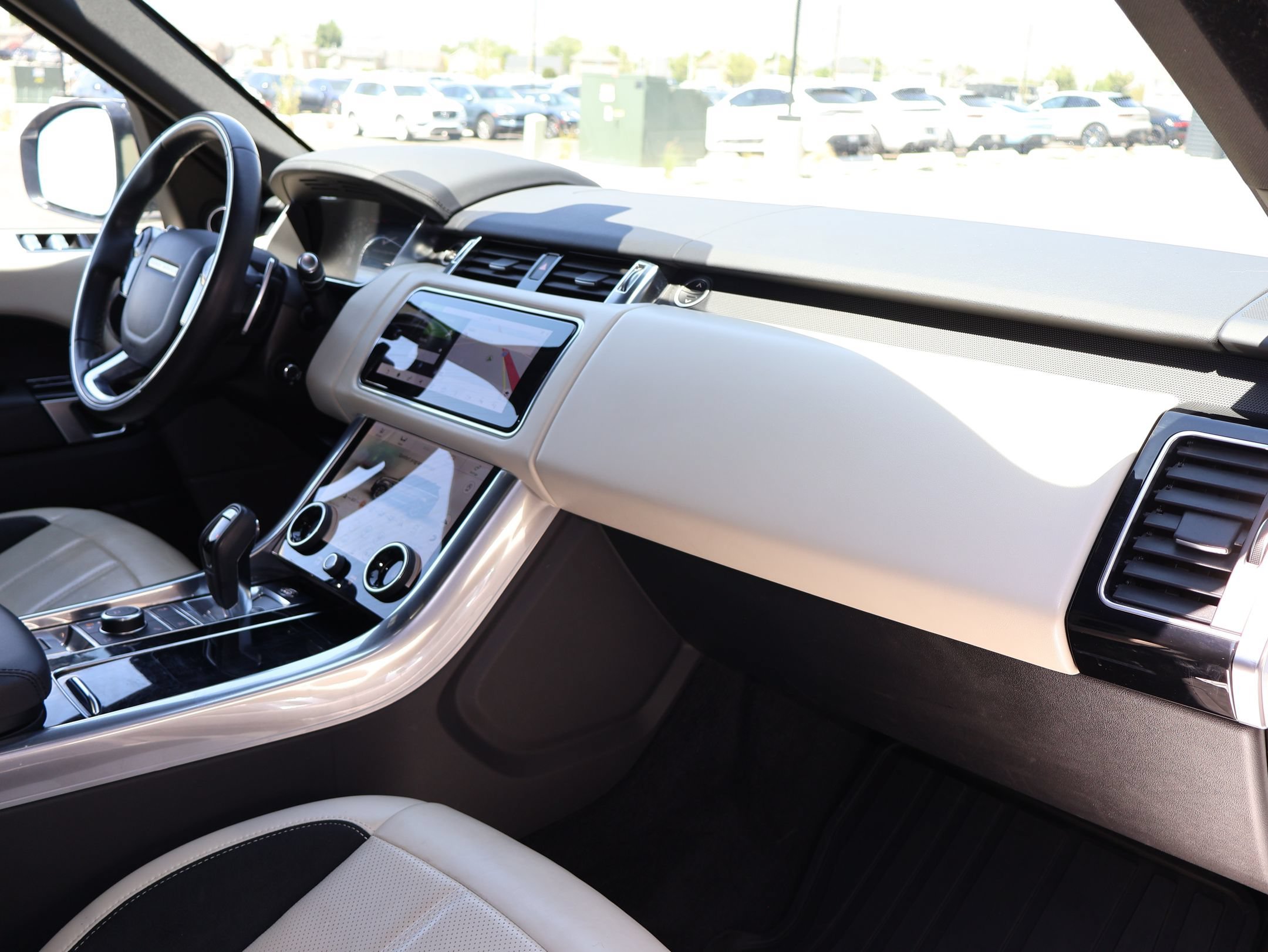 Used 2020 Fuji White Land Rover HSE Dynamic image 28