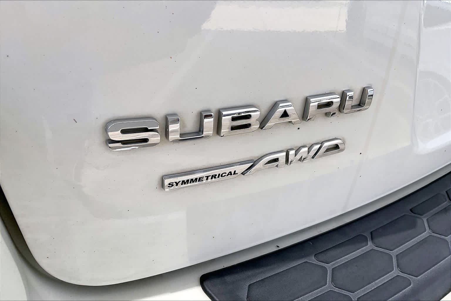Used 2018 Crystal White Pearl Subaru Limited image 30