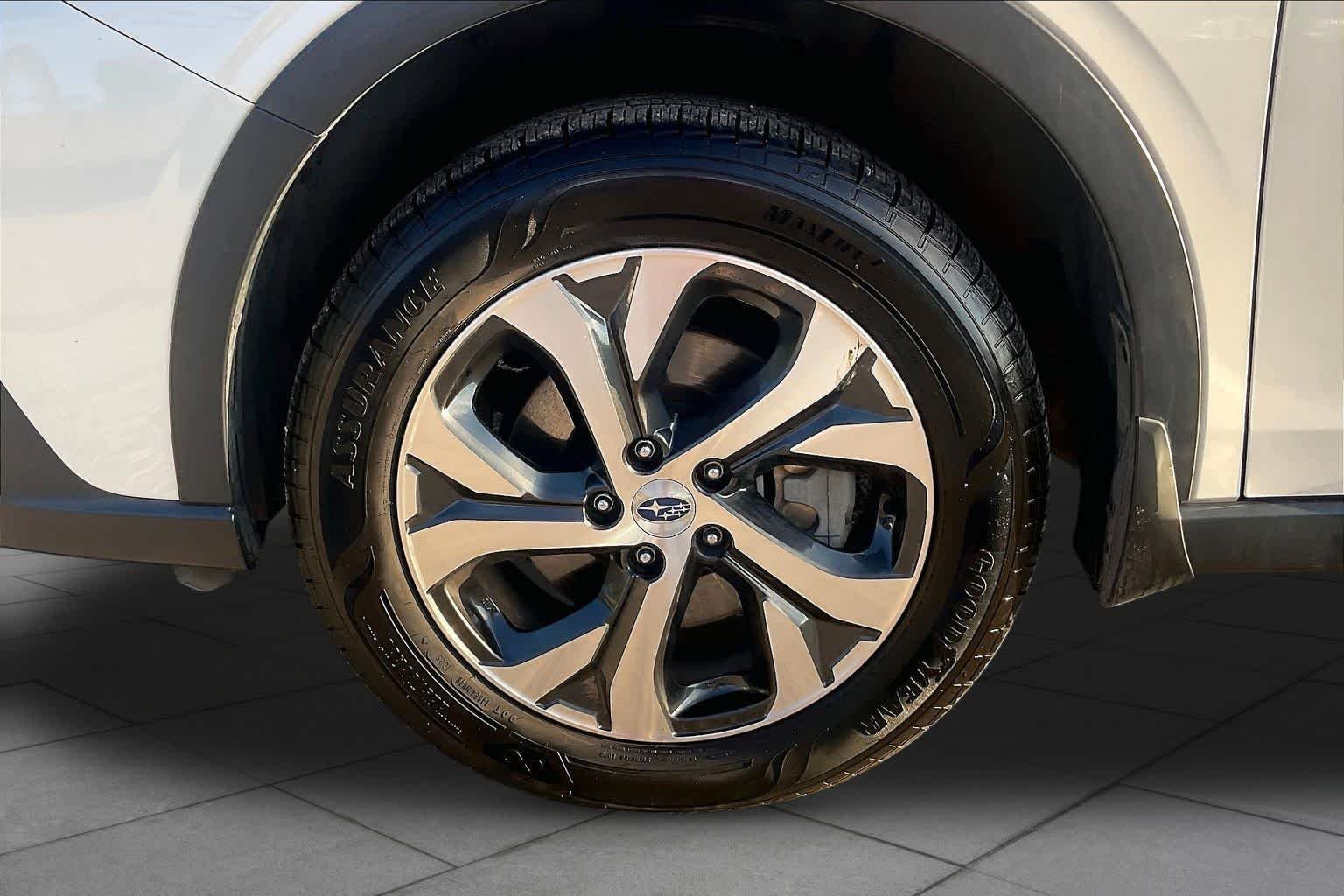 Used 2021 Crystal White Pearl Subaru Limited image 11