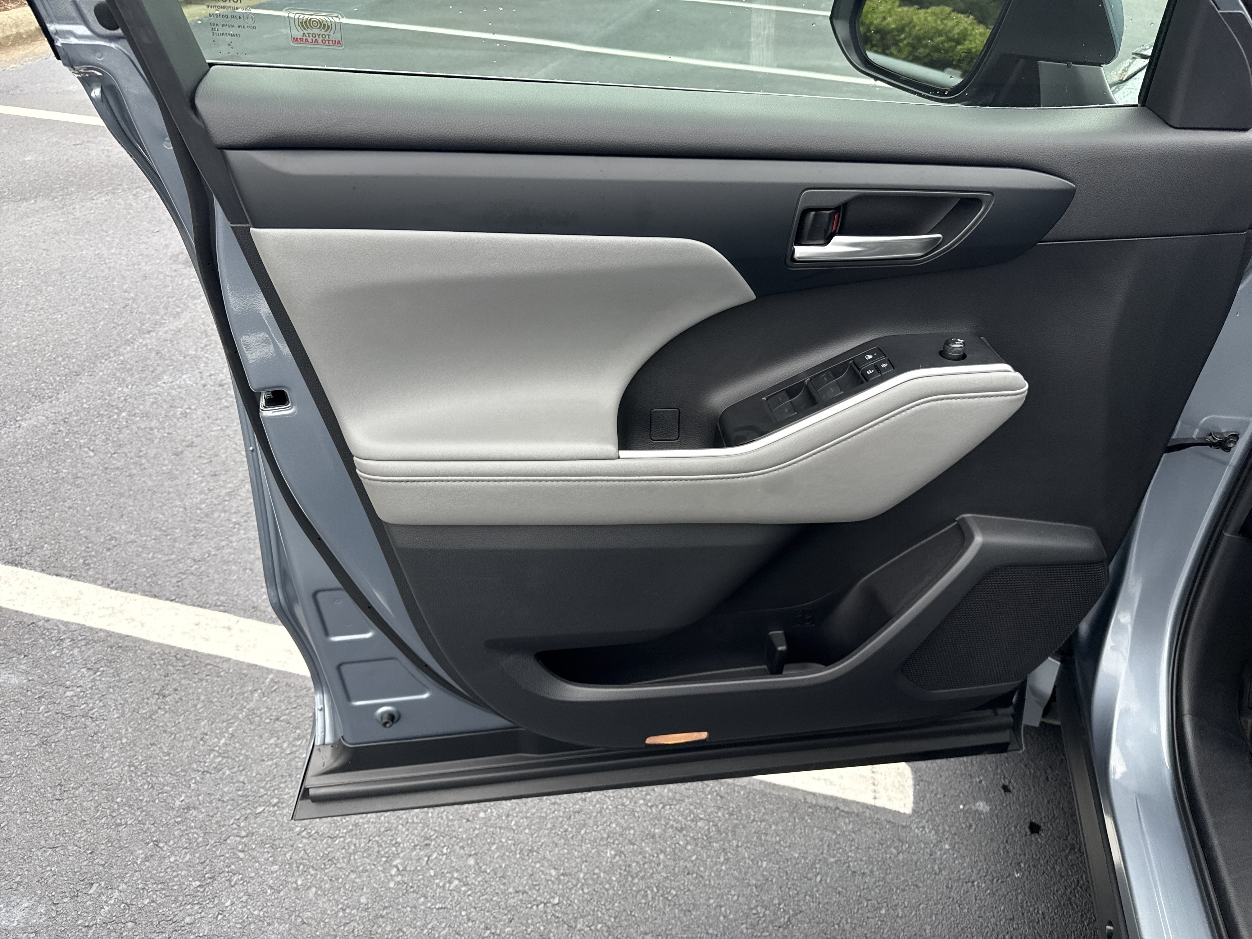 Used 2020 Moon Dust Toyota Hybrid XLE image 10