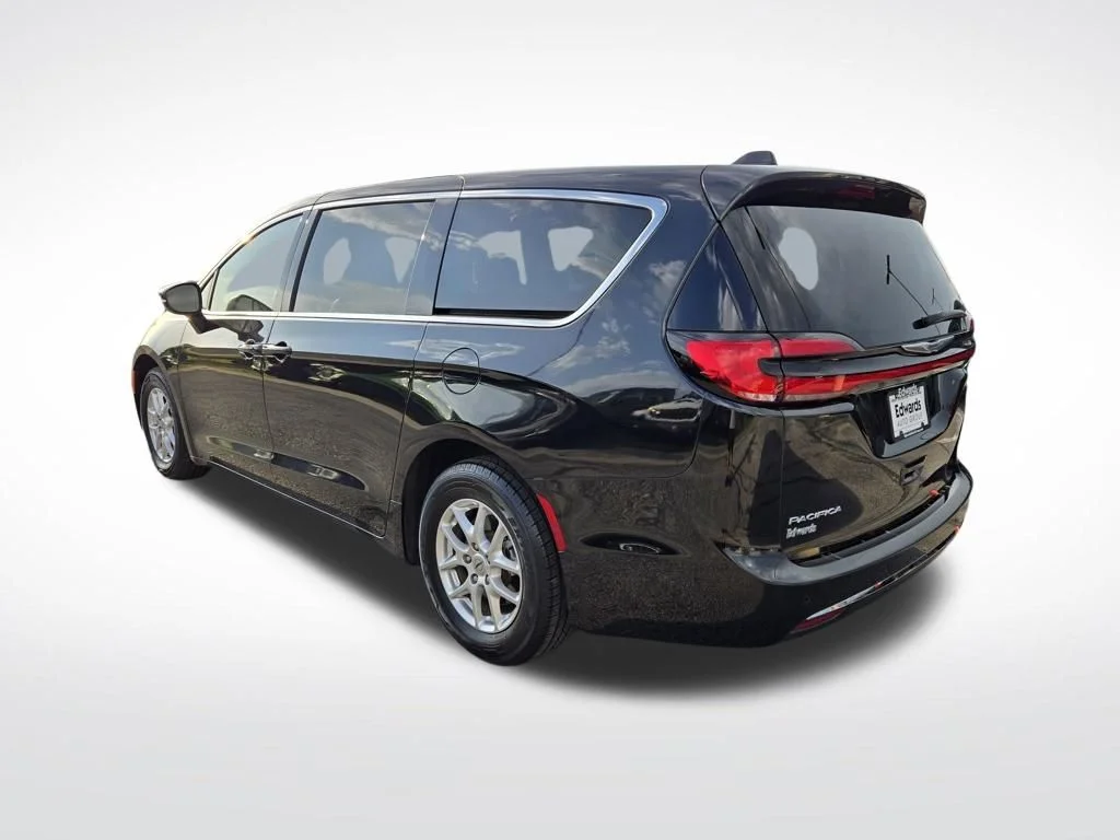 Used 2023 Black Chrysler Touring L image 5