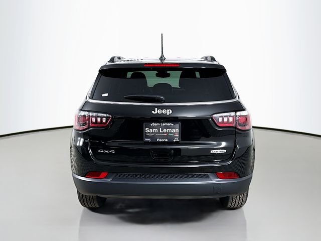 New 2026 Diamond Black Crystal Pearl-Coat Exterior Paint Jeep Latitude image 6
