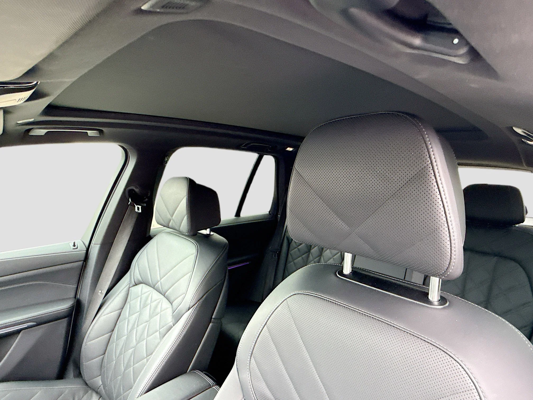 Used 2025 White Metallic BMW xDrive40i image 28