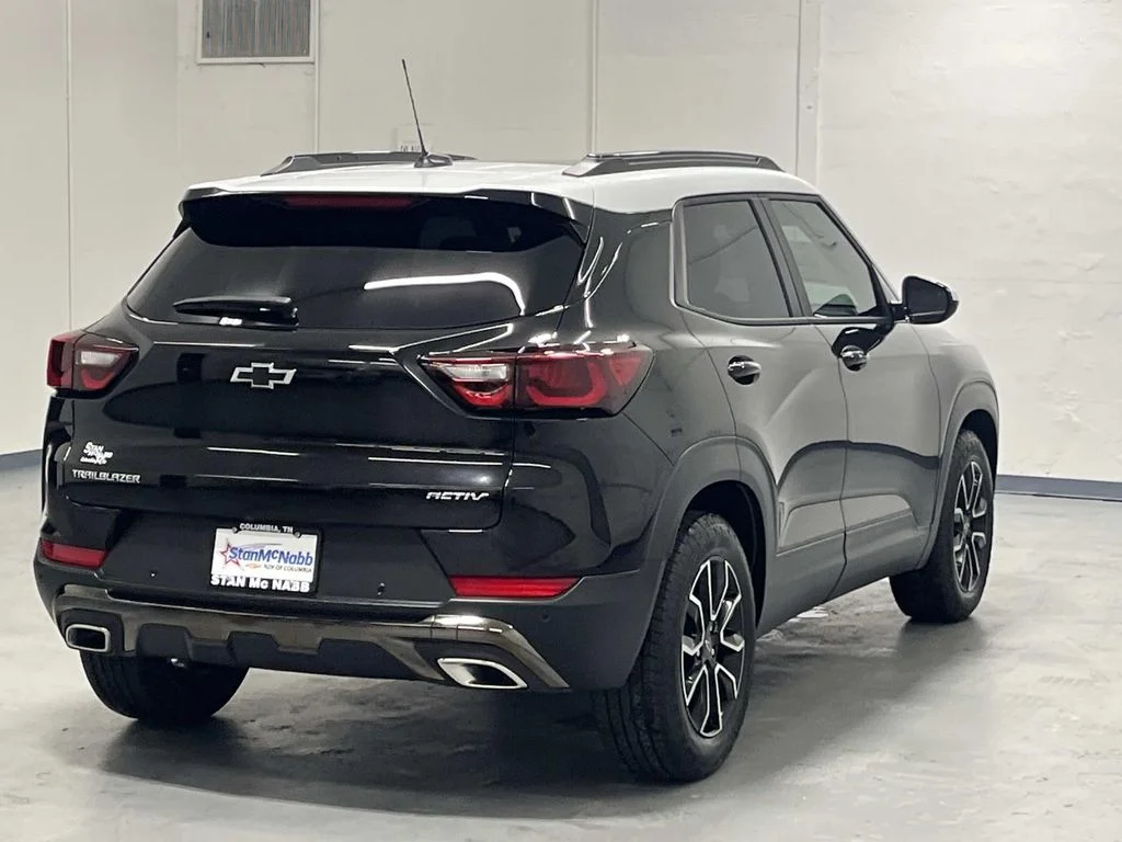 New 2026 Mosaic Black Metallic Chevrolet ACTIV image 8