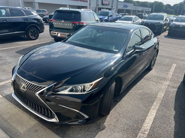 Used 2019  Lexus  image 4