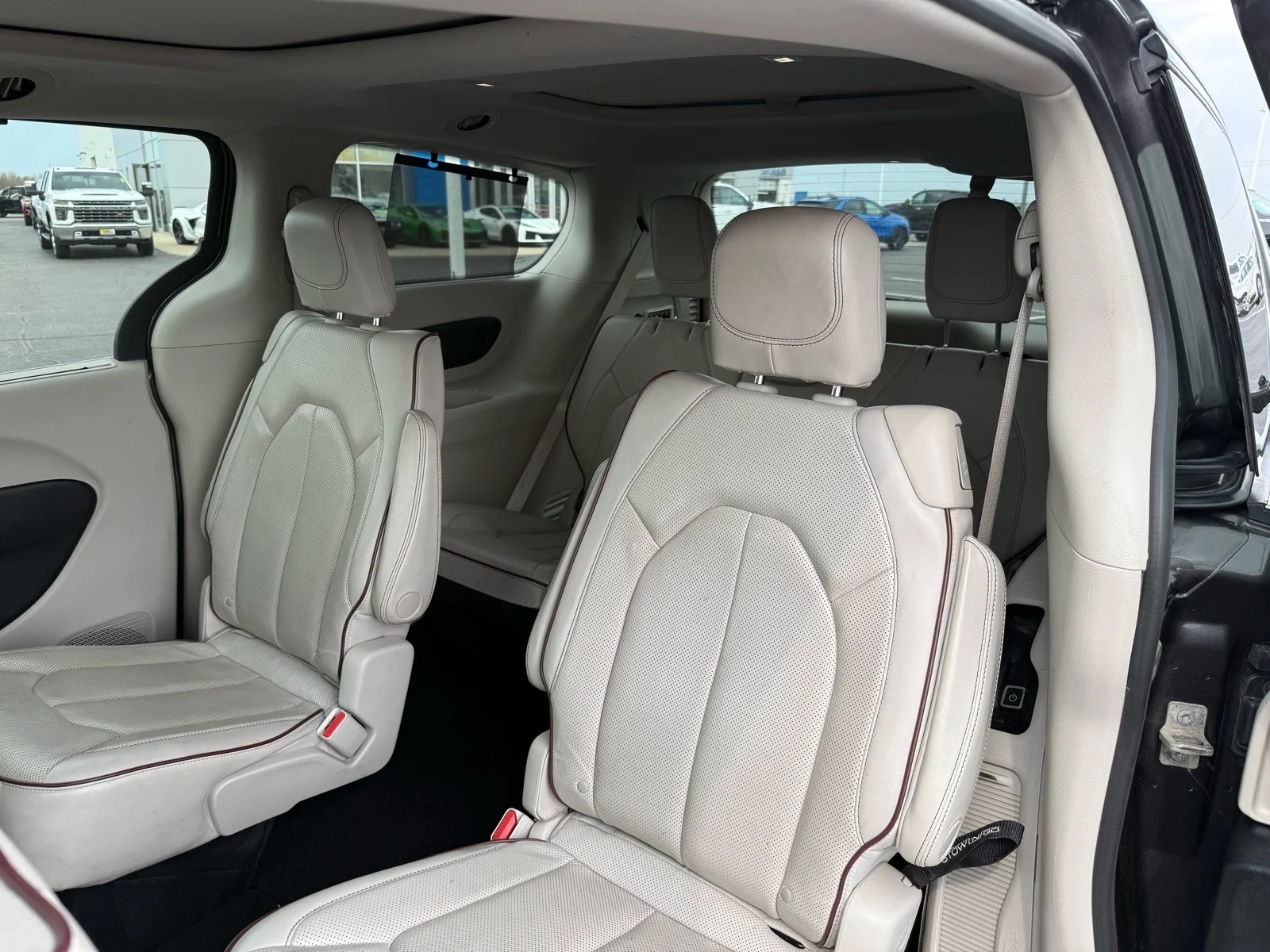 Used 2020  Chrysler Limited image 14