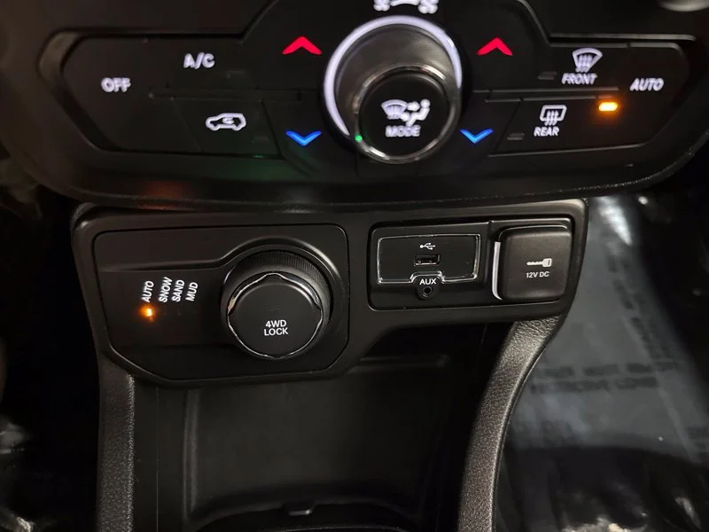 Used 2018 Red Jeep Latitude image 32