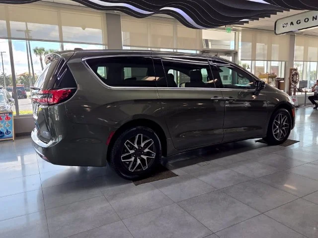 New 2027 Olive Green Pearl-Coat Exterior Paint Chrysler Limited image 6