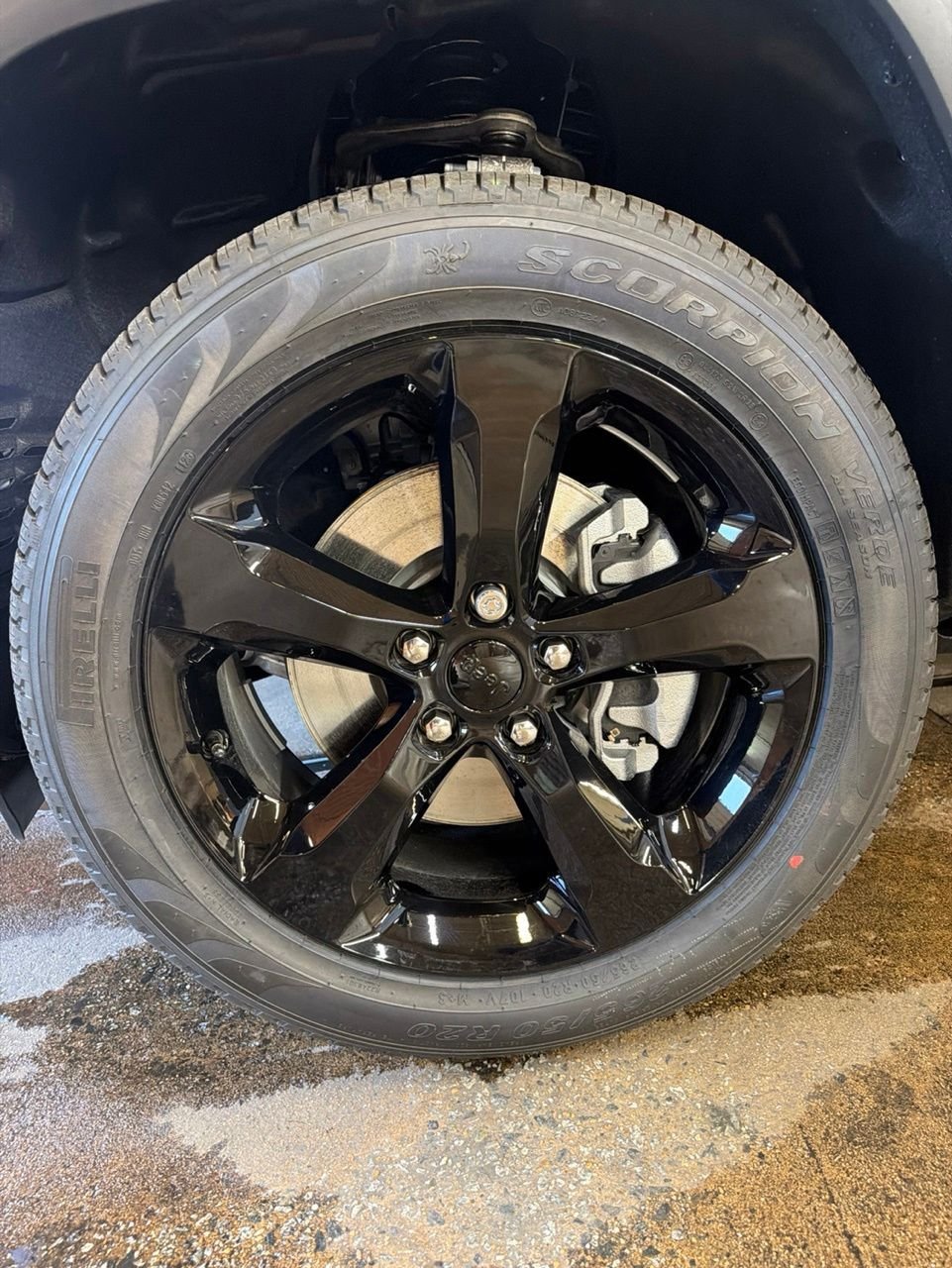New 2026 Bright White Clear-Coat Exterior Paint Jeep Limited image 9