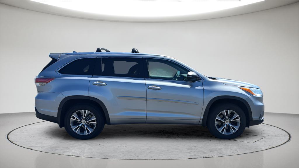 Used 2014 Silver Toyota XLE V6 image 3