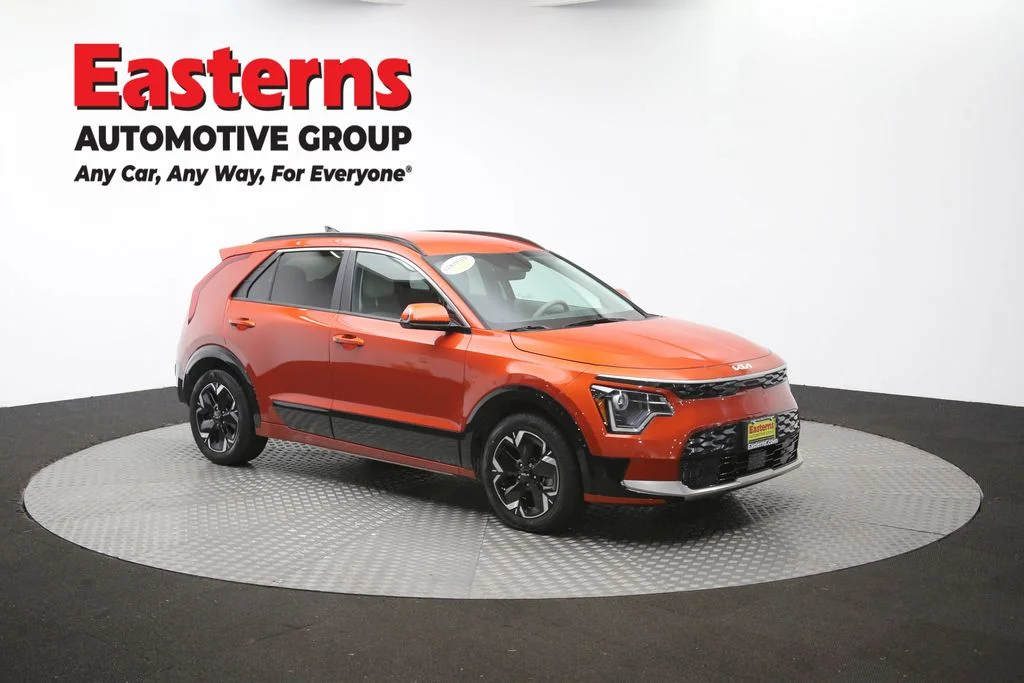 Used 2023 Red Kia Wind image 47