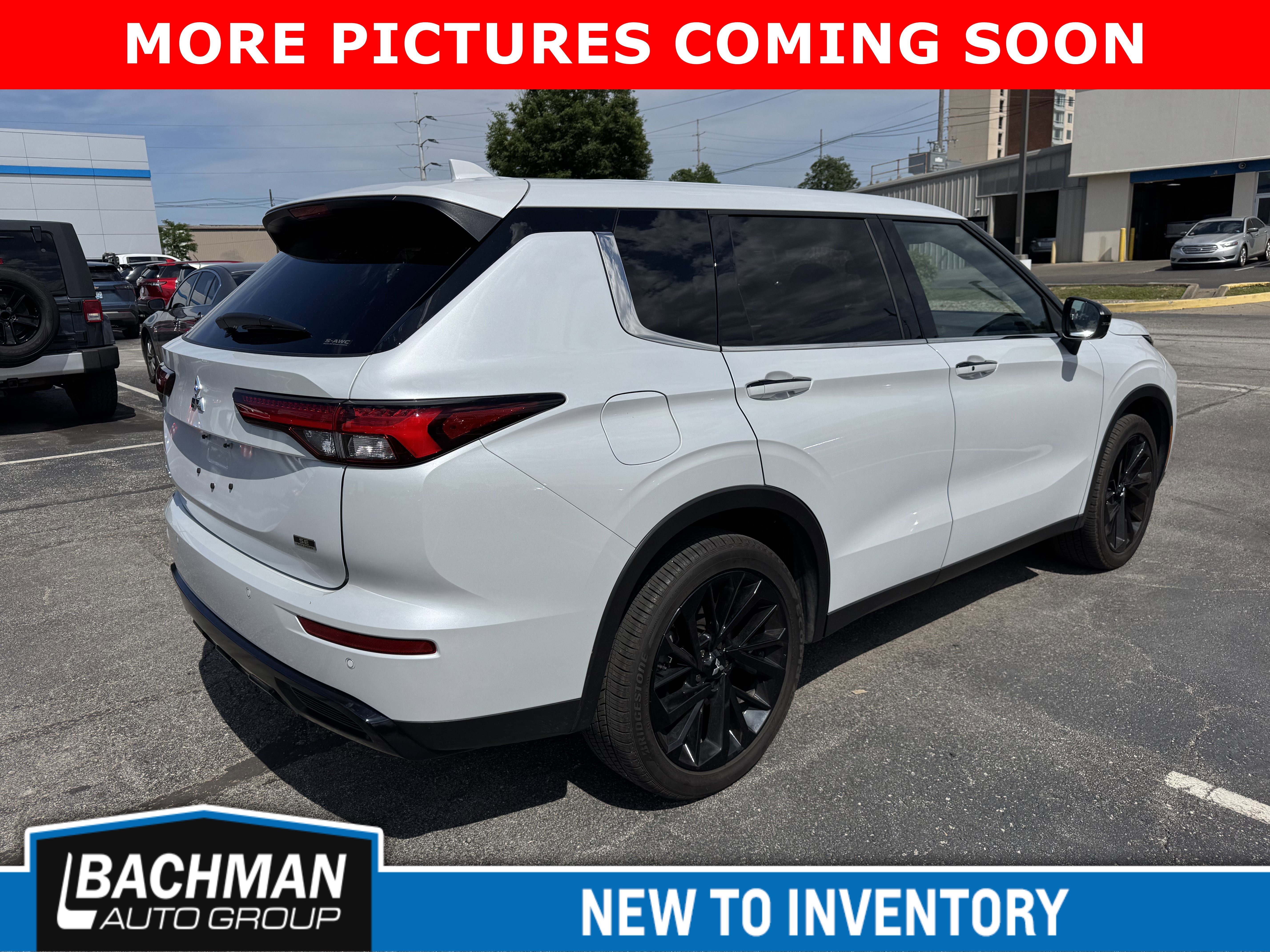 Used 2024 White Diamond Mitsubishi SE Black Edition w/Pano Roof image 5