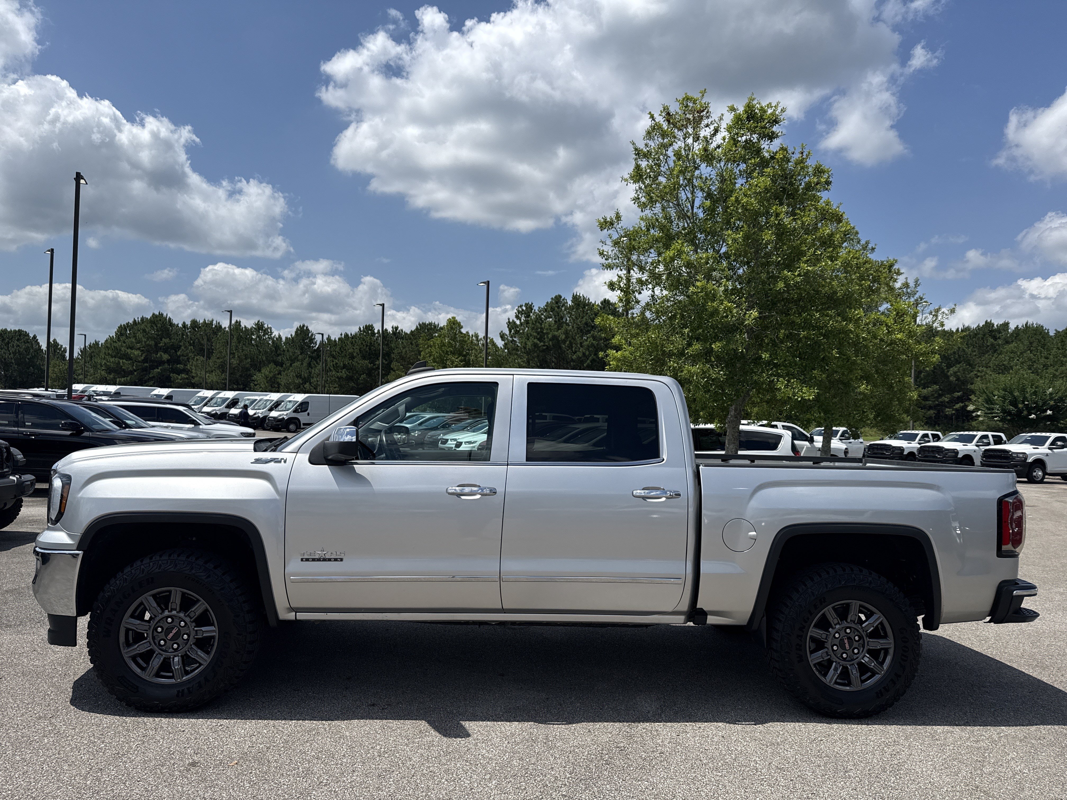 Used 2018 Quicksilver Metallic GMC SLT image 4