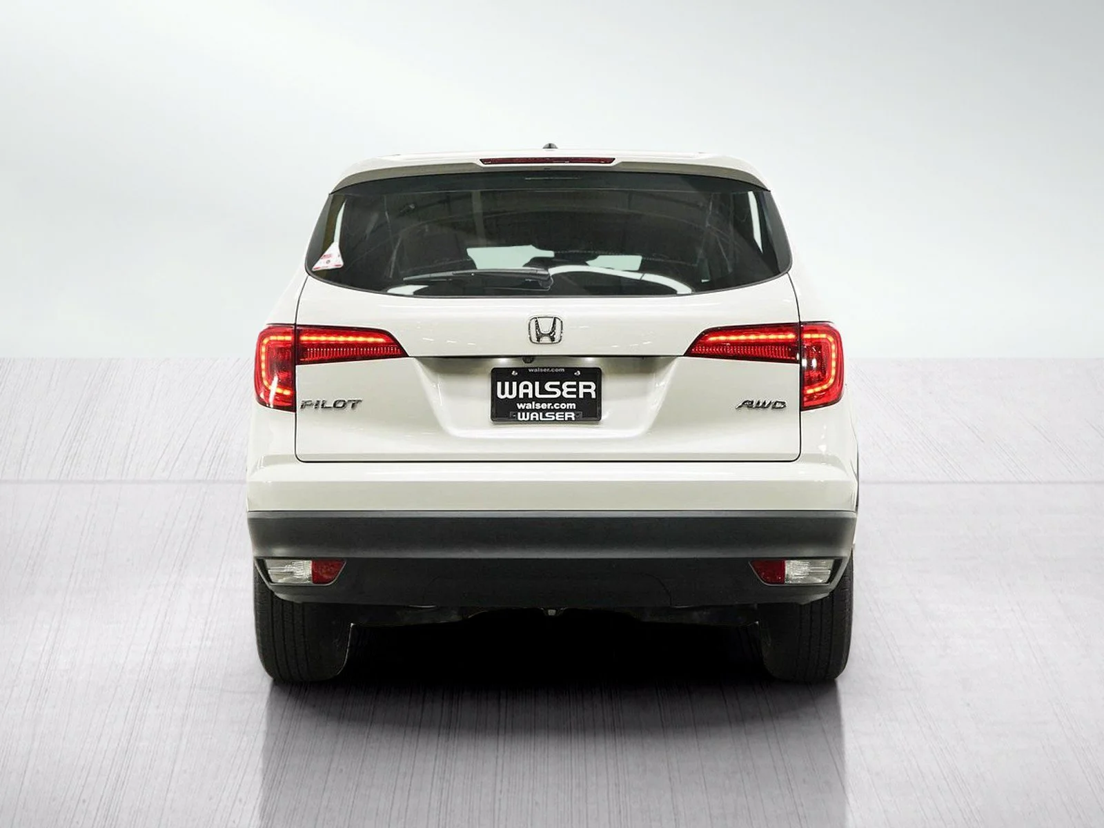 Used 2018 White Diamond Pearl Honda exl image 4