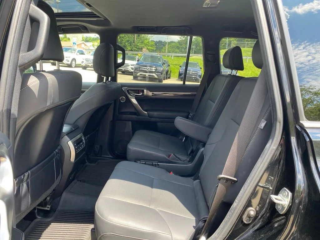 Used 2022 Black Lexus 460 image 18
