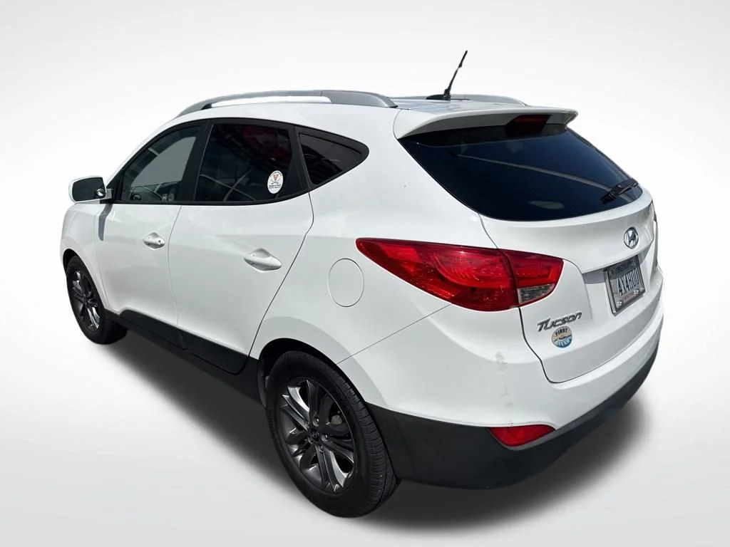 Used 2015 White Hyundai SE image 4