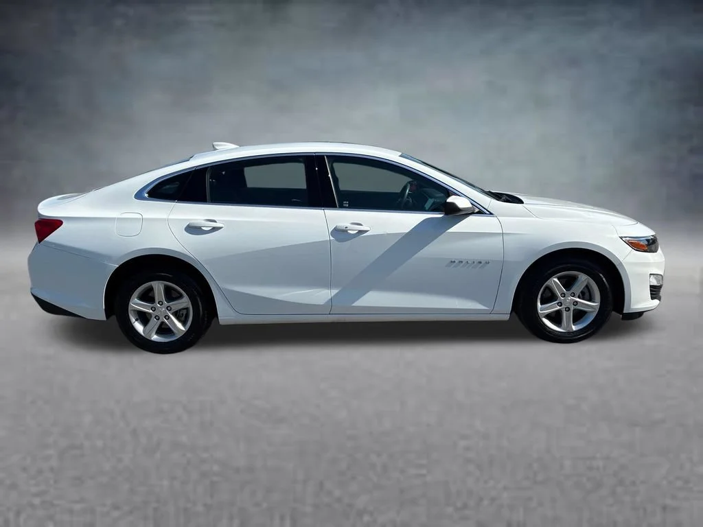 Used 2024 Summit White Chevrolet 1LT image 7