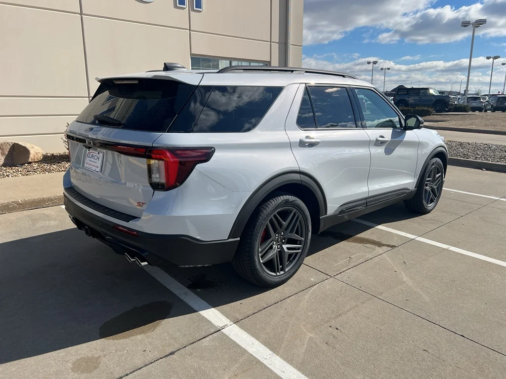 2026 Ford Explorer ST - Photo 11
