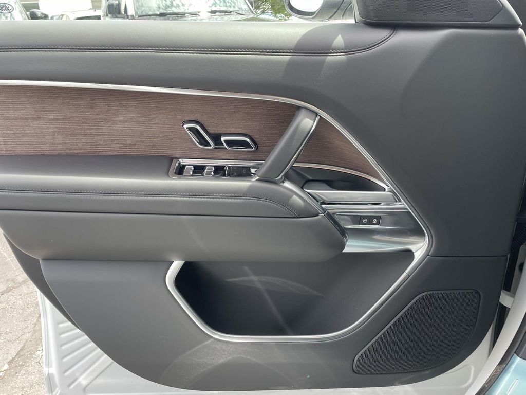 New 2026 Fuji White Land Rover SE image 31