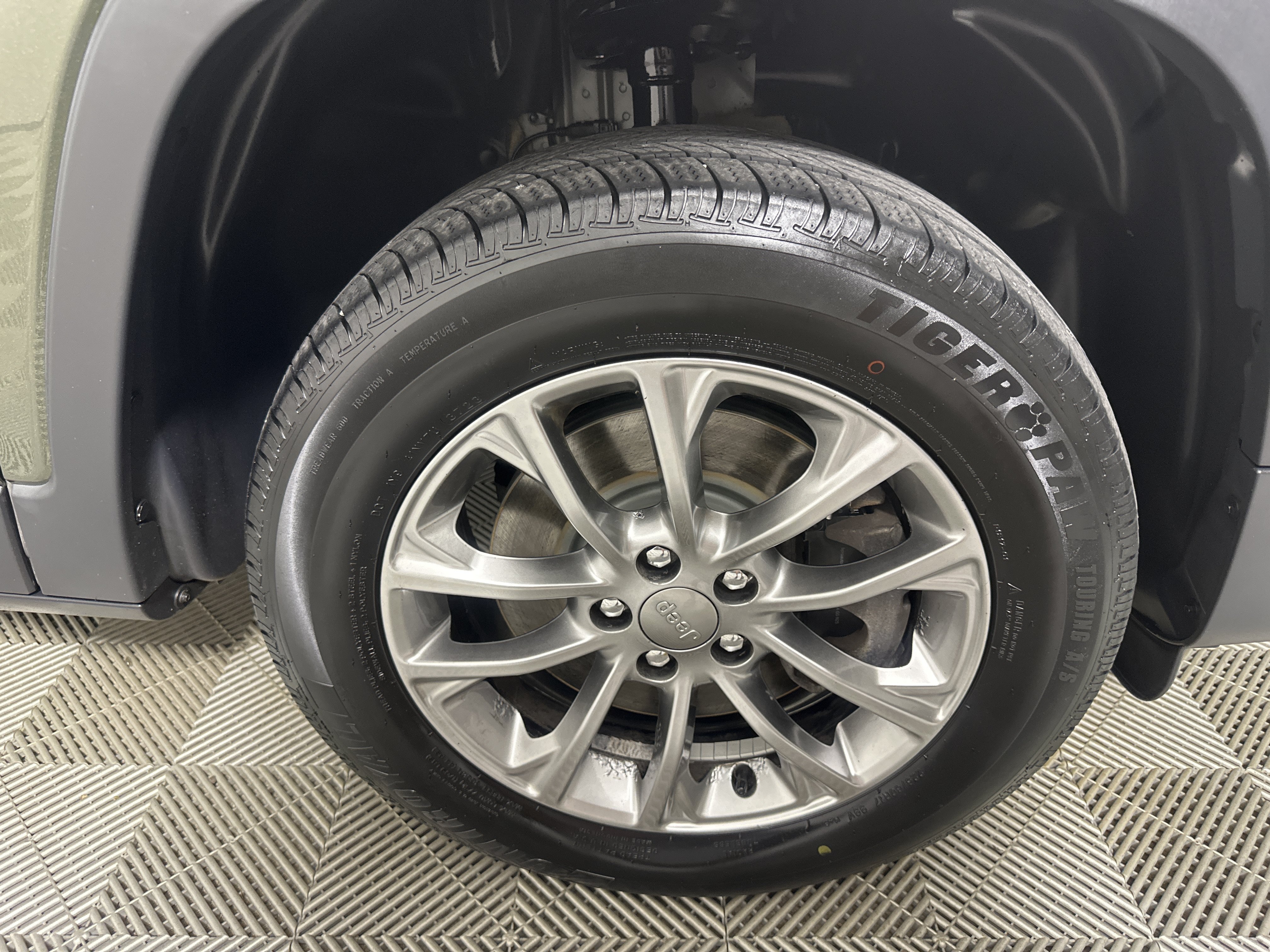 Used 2019 Olive Green Pearlcoat Jeep Latitude Plus image 28