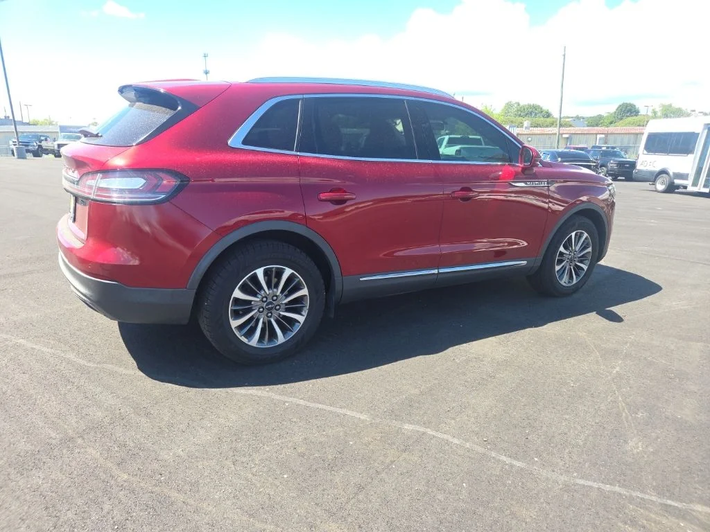 Used 2019 Red Lincoln Select image 12