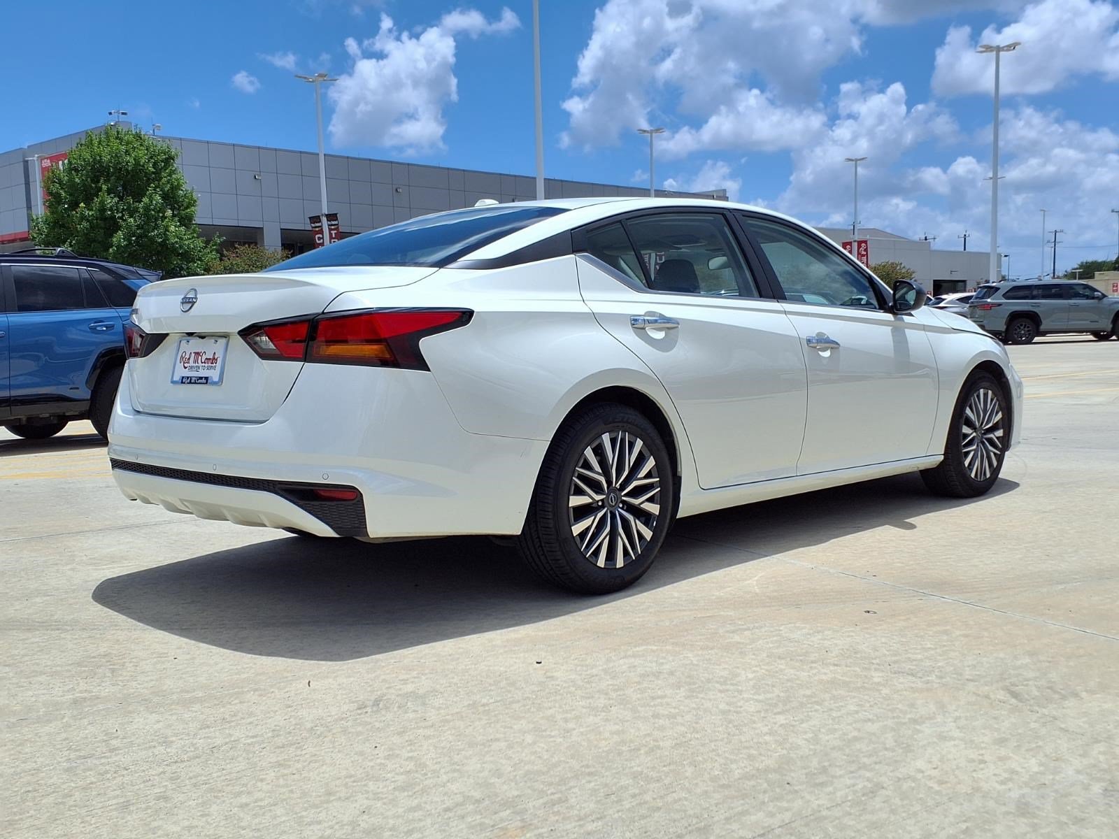 Used 2025 Glacier White Nissan SV image 5