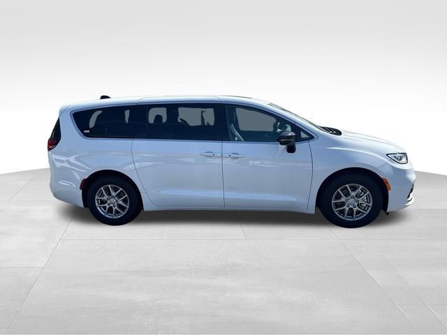 New 2026 Bright White Clear-Coat Exterior Paint Chrysler Select image 8
