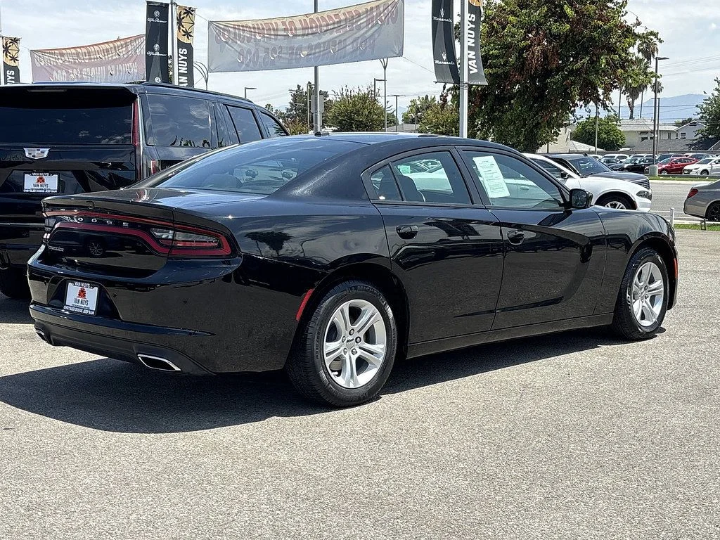 Used 2022 Black Dodge SXT image 3