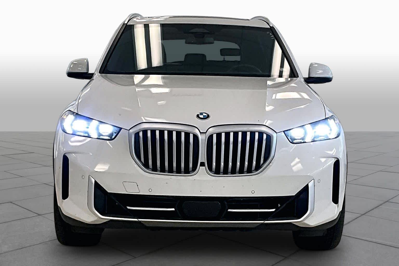 Used 2026 Alpine White BMW sDrive40i image 3