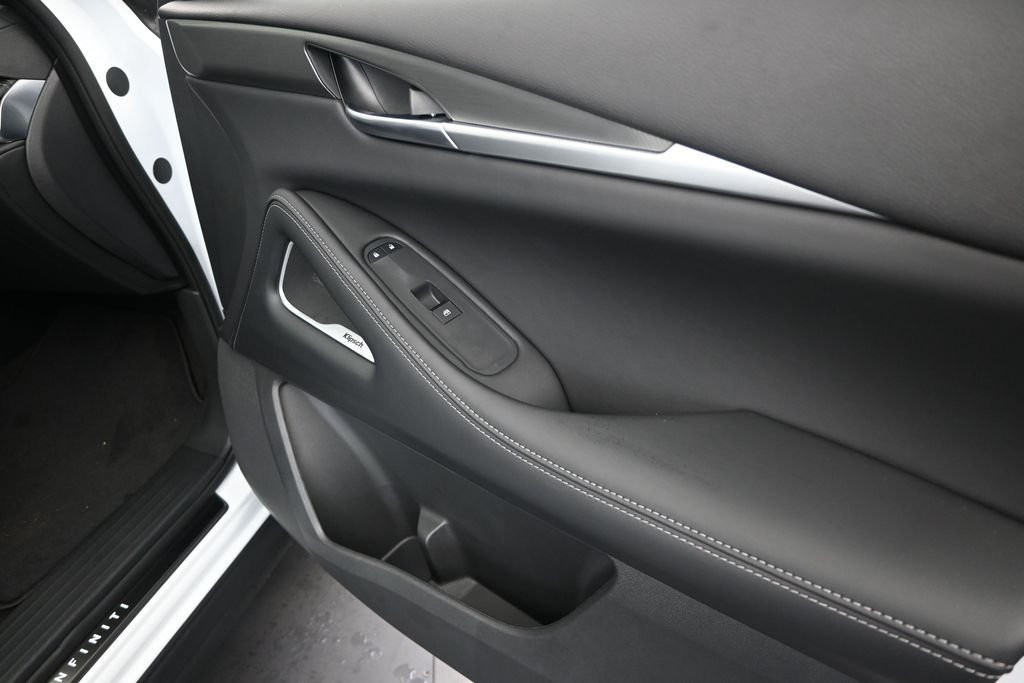 New 2027 2T RAD WHT INFINITI Sport AWD image 24