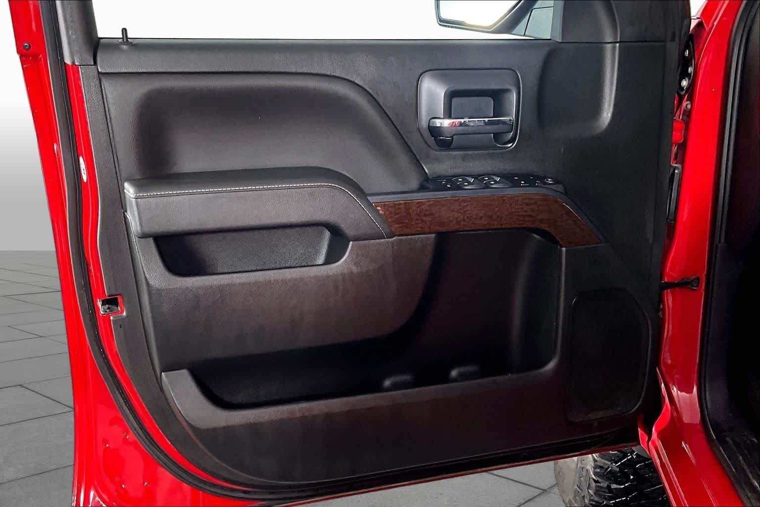 Used 2018 Cardinal Red GMC SLE image 21