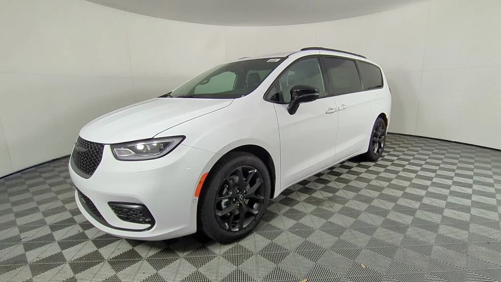 New 2026 Bright White Clear-Coat Exterior Paint Chrysler Limited image 9