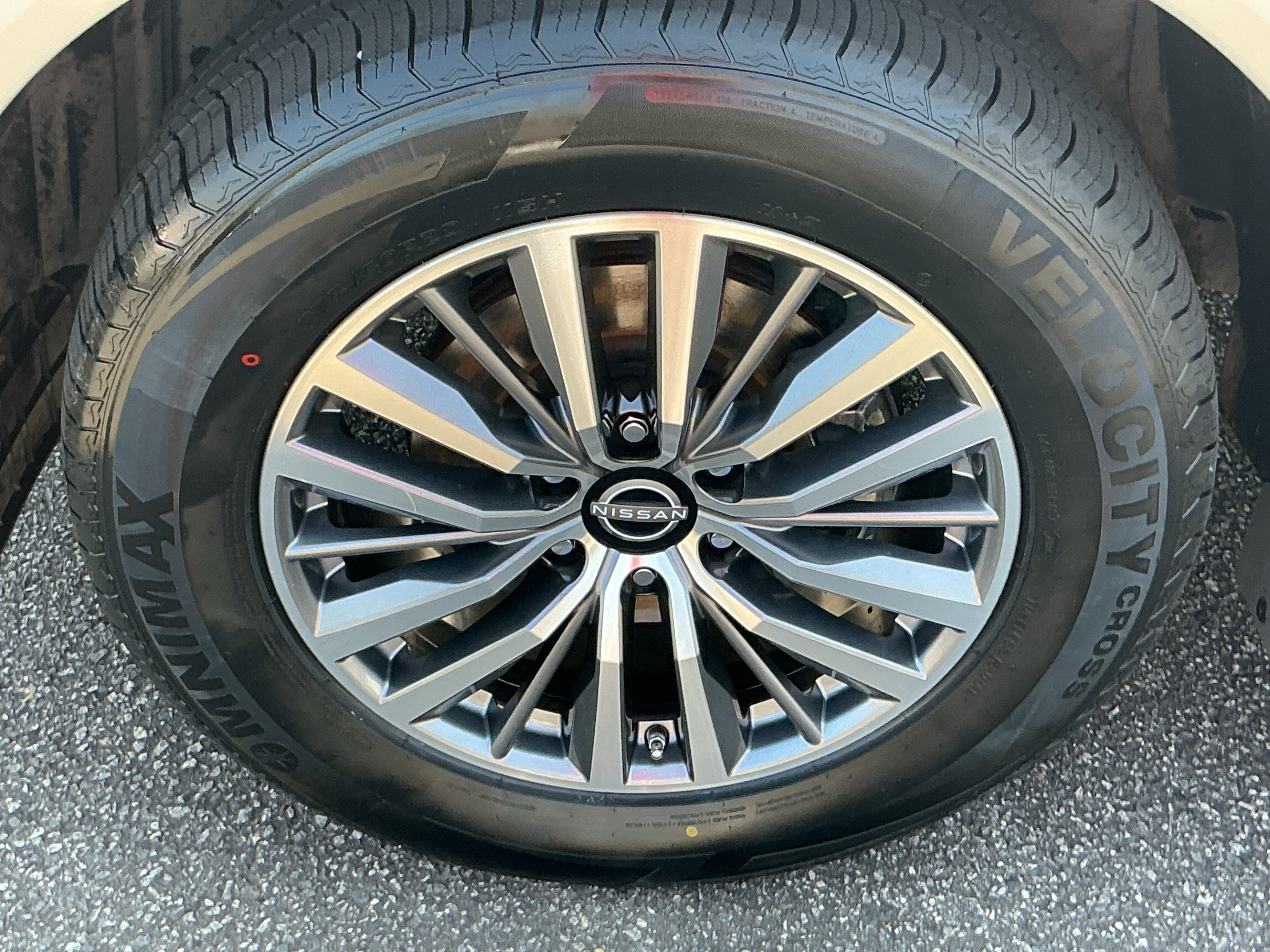 Used 2022 Brilliant Silver Metallic Nissan SL image 10