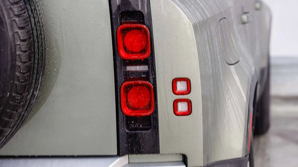 Used 2024  Land Rover S image 10