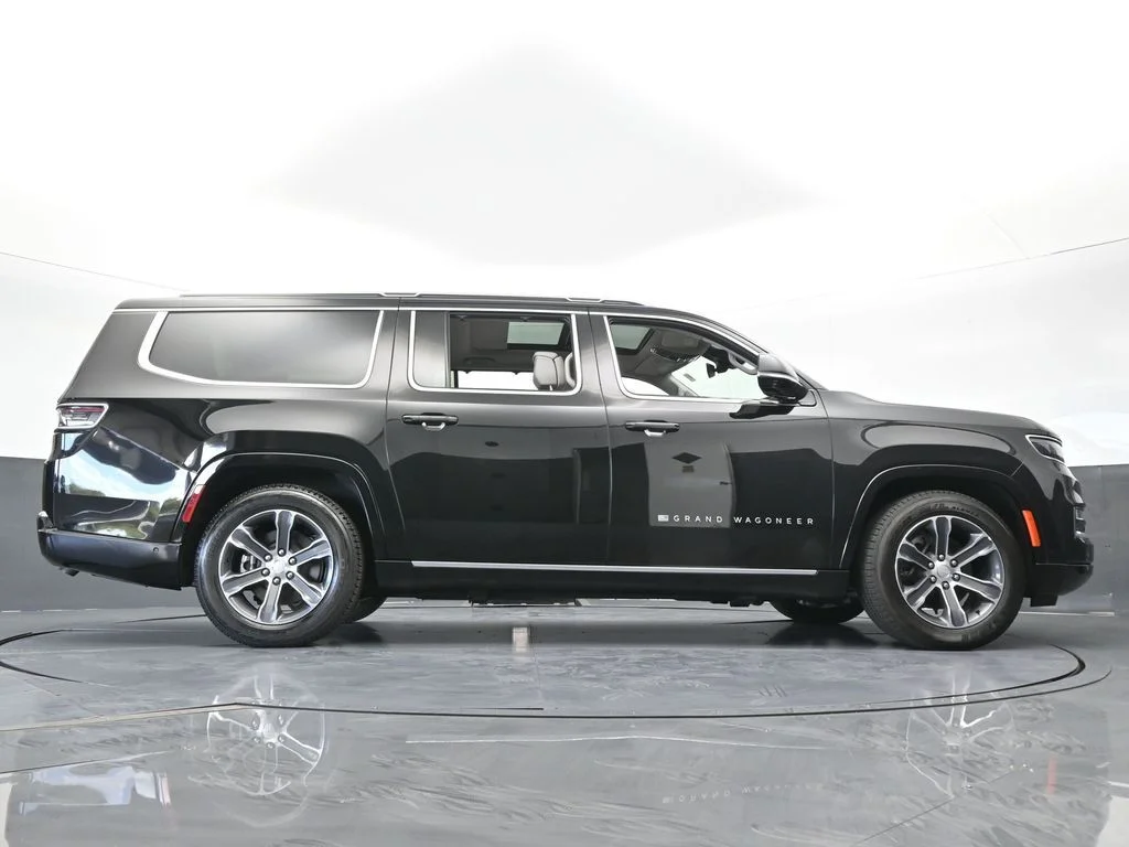 Used 2024 Diamond Black Crystal Pearlcoat Jeep Base image 75