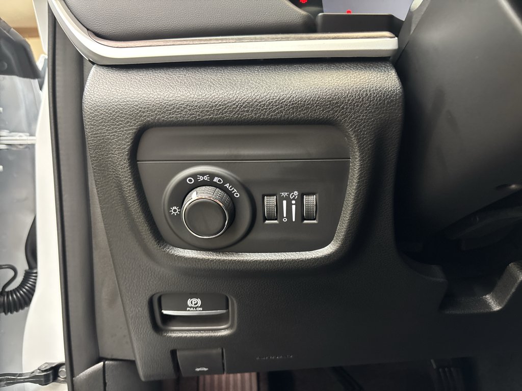 New 2027 Bright White Clear-Coat Paint Jeep Laredo image 15