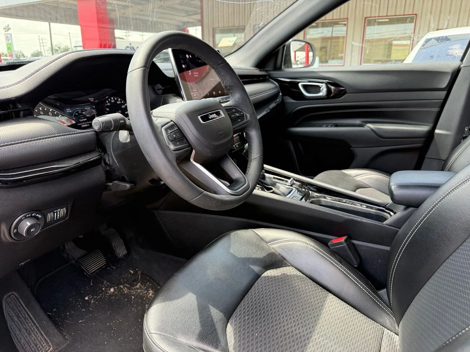 Used 2023 White Jeep Latitude image 10