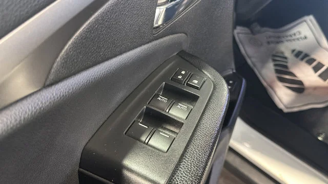 Used 2017 White Honda EX-L image 27