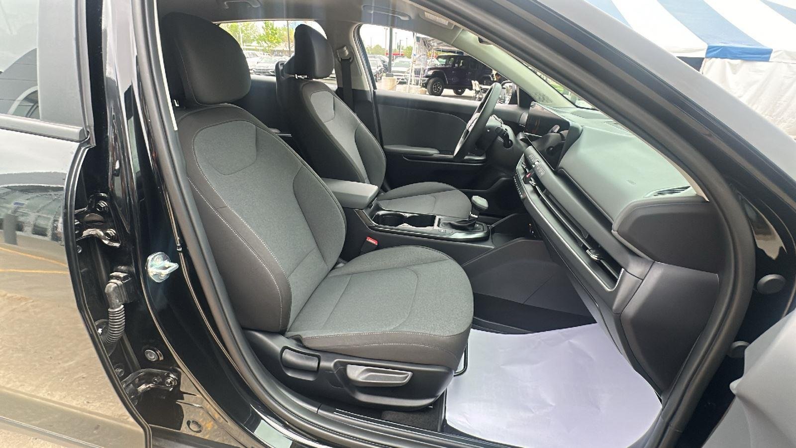 Used 2025 Aurora Black Pearl Kia LXS image 30