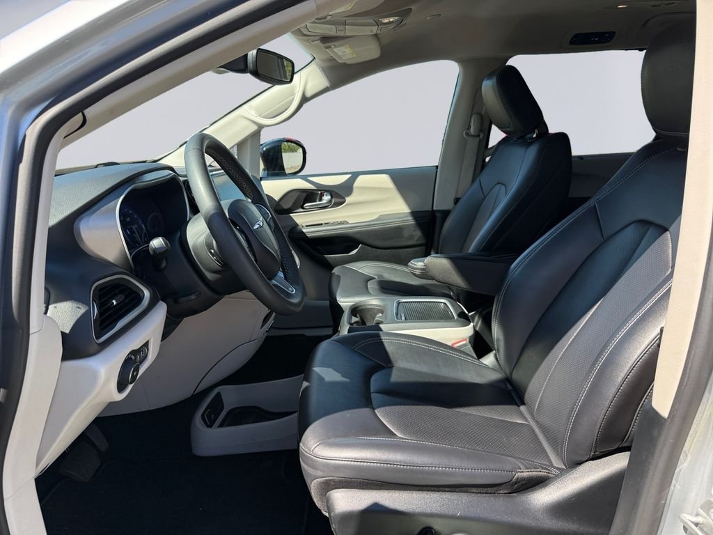 Used 2024 Silver Chrysler Touring L image 10