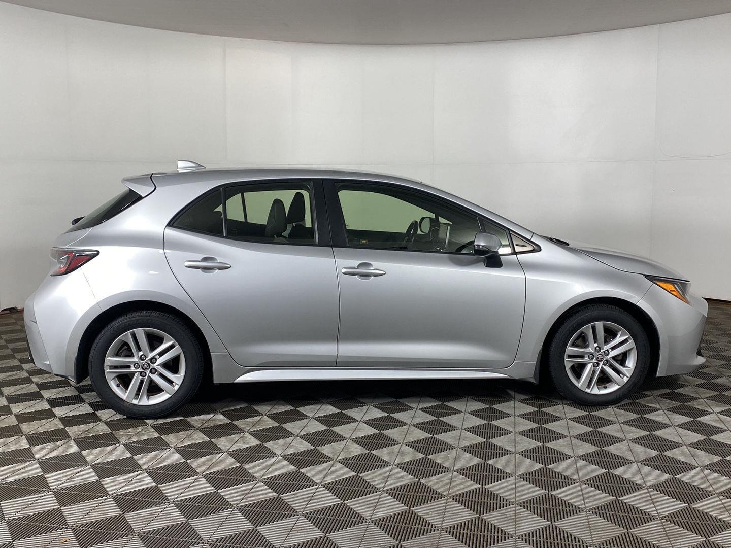 Used 2019 Classic Silver Metallic Toyota SE image 4