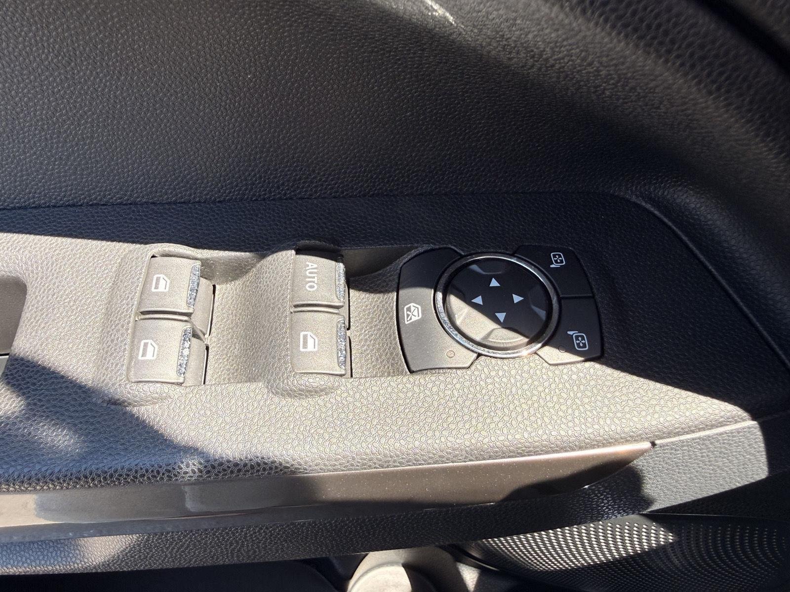Used 2019 Shadow Black Ford SE image 13