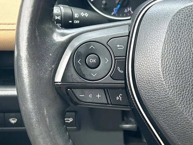 Used 2021  Toyota XLE Premium image 43