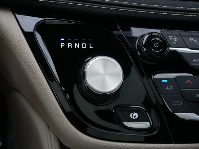 Used 2021 Brilliant Black Crystal Pearlcoat Chrysler Limited image 27