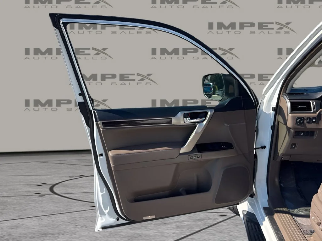 Used 2018 White Lexus 460 image 26